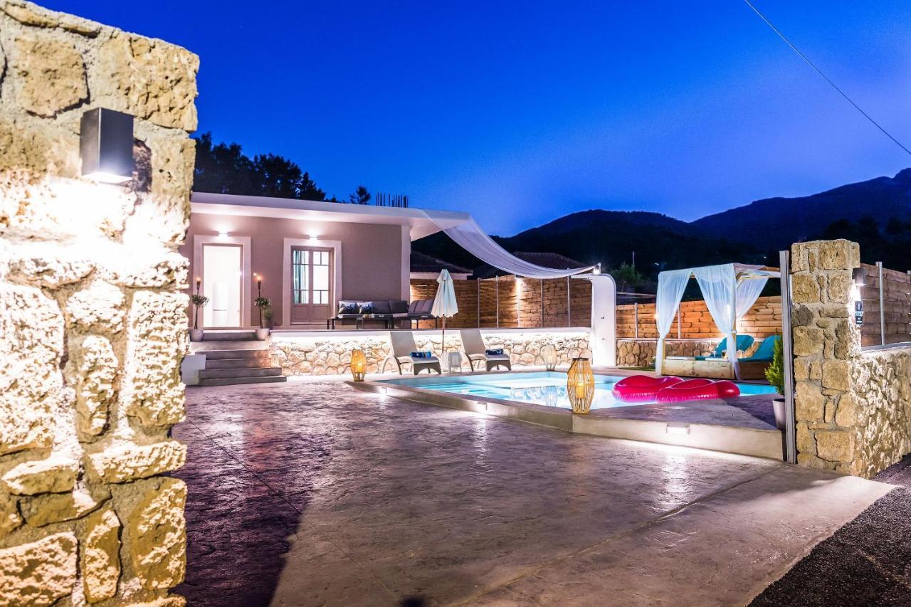 Anatoli Villa *